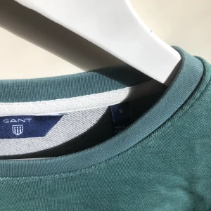 GANT - GANT sweatshirt i supersnygg färg, bra skick. Strl small. Original pris 1000kr. 