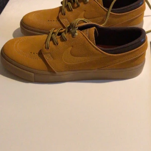  Nike sb zoom janoski (skateskor )  - Aldrig andvända Nike sb skor  i storlek 40 , nypris 800kr men säljer mina för att jag tog fel storlek:) köparen står för frakten annars kan jag mötas upp i Stockholm 