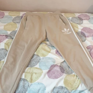 Beiga Adidas byxor - Ett par mjuka mjukisar från Adidas. Har bara används en gång 