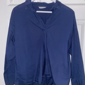 Mörkblå skjorta - Mörkblå skjorta från Only i storlek 36. Du betalar frakten 
