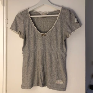Odd Molly T-shirt  - Grå T-shirt från odd Molly i Stl 1 motsvarar en S. Nypris 599kr