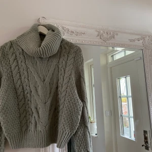 Grå stickad tröja med kraga - Supermysig stickad tröja från ivyrevel! Använd fåtal gånger, supersnygg till hösten!! Strl S. 90 kr+ frakt⚡️