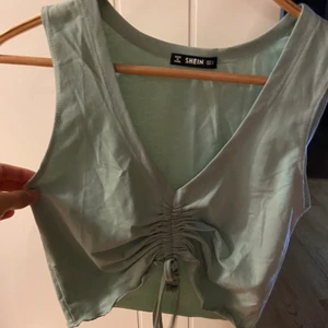 Grön topp  - Den gör toppen är skogsträn, ljuset på bilden är bara lite konstigt. Den är väldigt skön och fin, men tyvärr för liten för mig... Aldrig använd! 