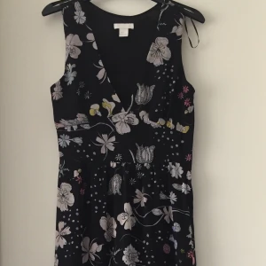 Svart lång blommig klänning  - Svart lång blommig klänning stl 36 knappt använt