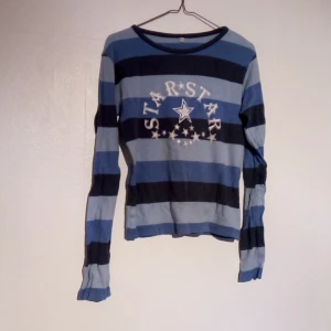 Okänt märke - Tidigt 2000-tal, minns ej vart den är köpt och ingen tag finns med varumärke på (inte heller bortklippt el. dyl.!). Använd men i bra skick. Tryck fram. 100% bomull.