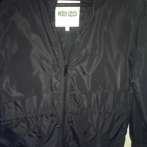 En kenzo jacka  - En äkta kenzo jacka i storelk s-m men står xl jag har inte använt den så mycket den är värd 4200 men går ner till minst hälften, den är i bra skick, för att den ej har används så mycket, 2000kr men kan gå ner