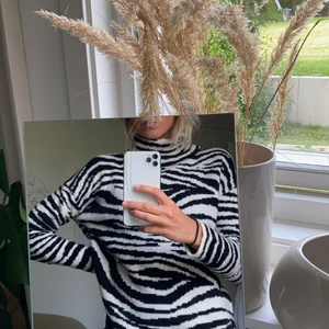 Stickad tröja med djurmönster. - Säljer denna snygga stickade tröja med zebramönster då den inte kommer till användning. Superskön och bra passform. Frakt på 79kr tillkommer 