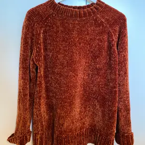 Brun/orange stickad tröja från Kappahl i storlek M. 