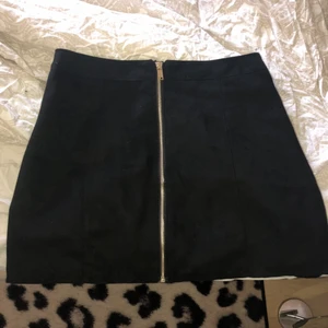 Jättefin kjol ✨ - Kjolen är i mocka liknande material och den är i jättebra skick, är bara använd 1 gång :)