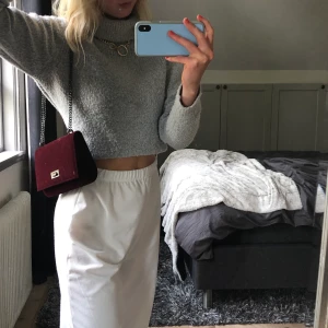 Röd sametsväska - Perfekt för att piffa upp en outfit eller ha till fest 