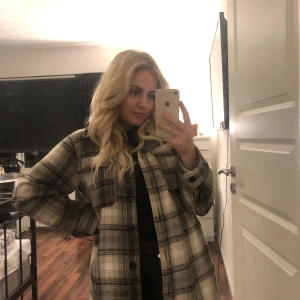 Hm storlek xs - Rutig jacka köpt på hm, oversized och passar allt från xs-L. Använd fåtalet gånger och är i mycket fint skick. 