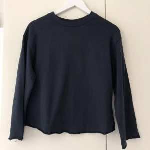 Mörkblå tröja - Tröja i ett jätteskönt tunnare sweatshirt-material, med vida ärmar. Köparen står för frakten.