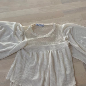 Supersöt blus  - Blus ifrån zara, superfin! Storlek M men funkar även om man har S. 