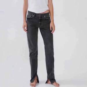 Populära jeans med slits från zara i storlek 34, bud från 300 kr. Köpare står för frakt 