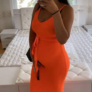 Orange klänning som passar både XS/S/M då det är strech , jöte skönt material och jätteskön att ha på sig , väldigt fin färg dessutom