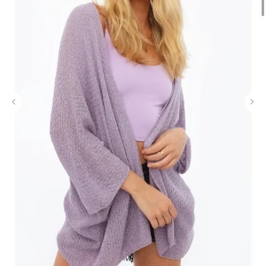 Ljus lila cardigan - Detta plagget är onesize och passar mig som är 168cm. Aldrig använt ute har bara provat den. 