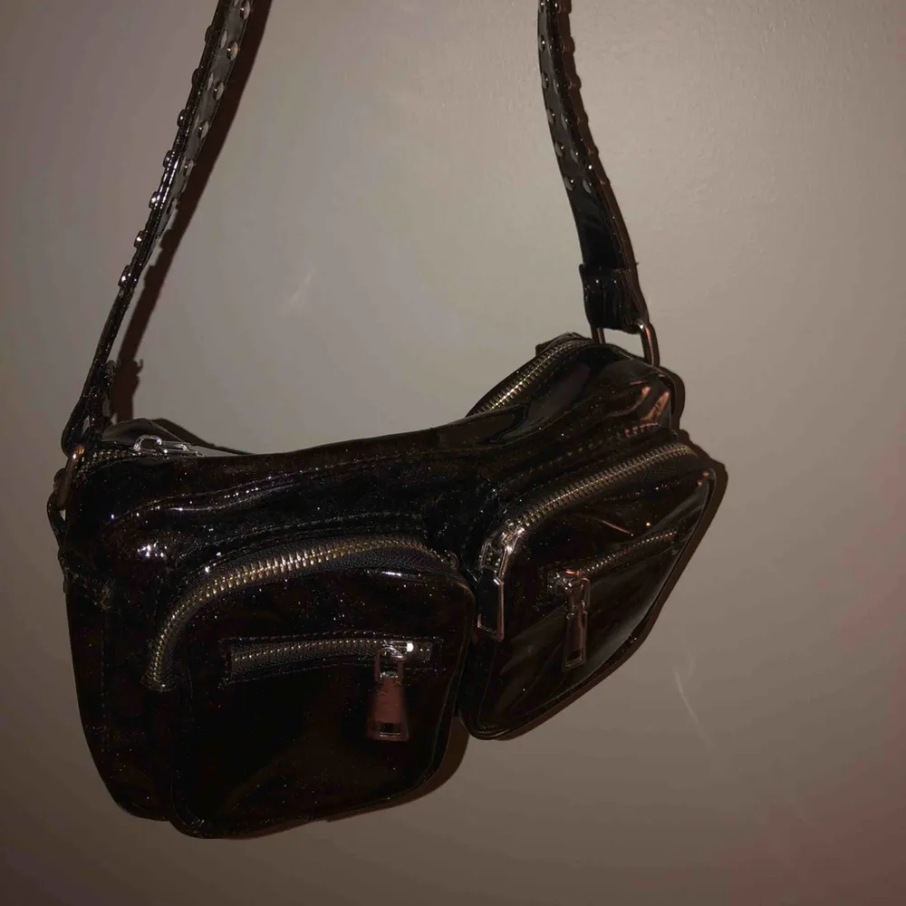Säljer denna svart glittriga väskan i glansigt materiel från Noella. Använd enstaka gånger 💖350kr totalt för väskan och frakten! . Väskor.