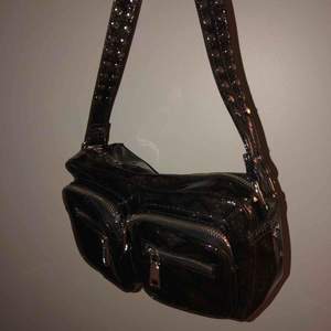 Säljer denna svart glittriga väskan i glansigt materiel från Noella. Använd enstaka gånger 💖350kr totalt för väskan och frakten! 