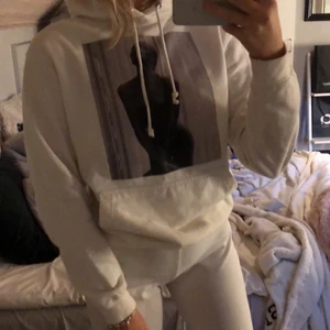Hoodie  - Säljer en jättefin vit hoodie från thecoolelephant 🤍 bra skick förutom dom två små fläckarna på ärmen som inte går bort i tvätten, hittar inga fler fläckar vad jag ser:) frakt tillkommer och betalas av köparen 