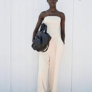 Zara byxor - Säljer dessa vida snygga byxor. Har köpt de på Zara men de har ej kommit till användning och säljer dem därför. Lappen sitter kvar och de är bara testade. Startpriset kommer ligga på 300kr (+frakt). Är ni intresserade så hör av er🥳💕