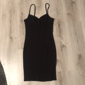 Fin klänning  - Svart klänning. Köparen står för frakten!!