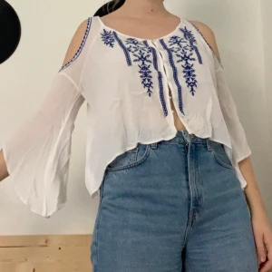 Blus  - Denna fina blus är nästan aldrig använd men har funnits i min garderob i några år. Den är jättefin och har flowiga armar. Perfekt för fina tillfällen eller till vardags!🍂