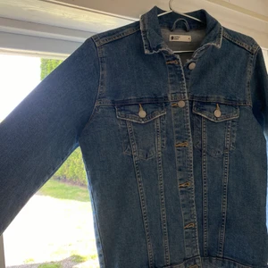 Jeansjacka - Säljer denna sjukt snygga jeansjackan från Gina då den inte kommer till användning! Jackan är i storlek M och har aldrig blivit använd ( lappar kvar). Nypris för jackan:399 mitt pris: 150 💕 du står för frakten, skriv privat vid fler frågor💕 mvh Clara 