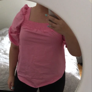Rosa modern topp - Säljer denna söta topp, köpt för 200kr säljer för 60 ink frakt, storlek L