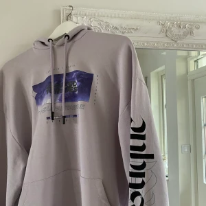 Lila hoodie med tryck - Cool oversized hoodie tryck fram, baktill och på ärmen. Från crooked tongues. Strl xs🌟 80kr+ frakt