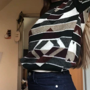 Retro stickad tröja - Jättefin stickad tröja, köpt på secondhand. Grön, vit, beige, röd. Bekväm och inte alls stickig. 