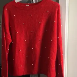 En fin röd stickad tröja med vita pärlor från H&M. Som inte kommer till användning tyvärr. Köpt för 249kr. FRAKT: 40KR 