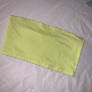 Neon topp  - Neon grön/gul topp perfekt till festival eller fest. Används inte mer. Storlek M men sitter som S/M. Frakt tillkommer💞