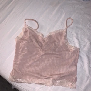 Linne med spets - Rosa linne med spets. Aldrig använd. M men skulle säga att den sitter som en S. Frakt tillkommer💞