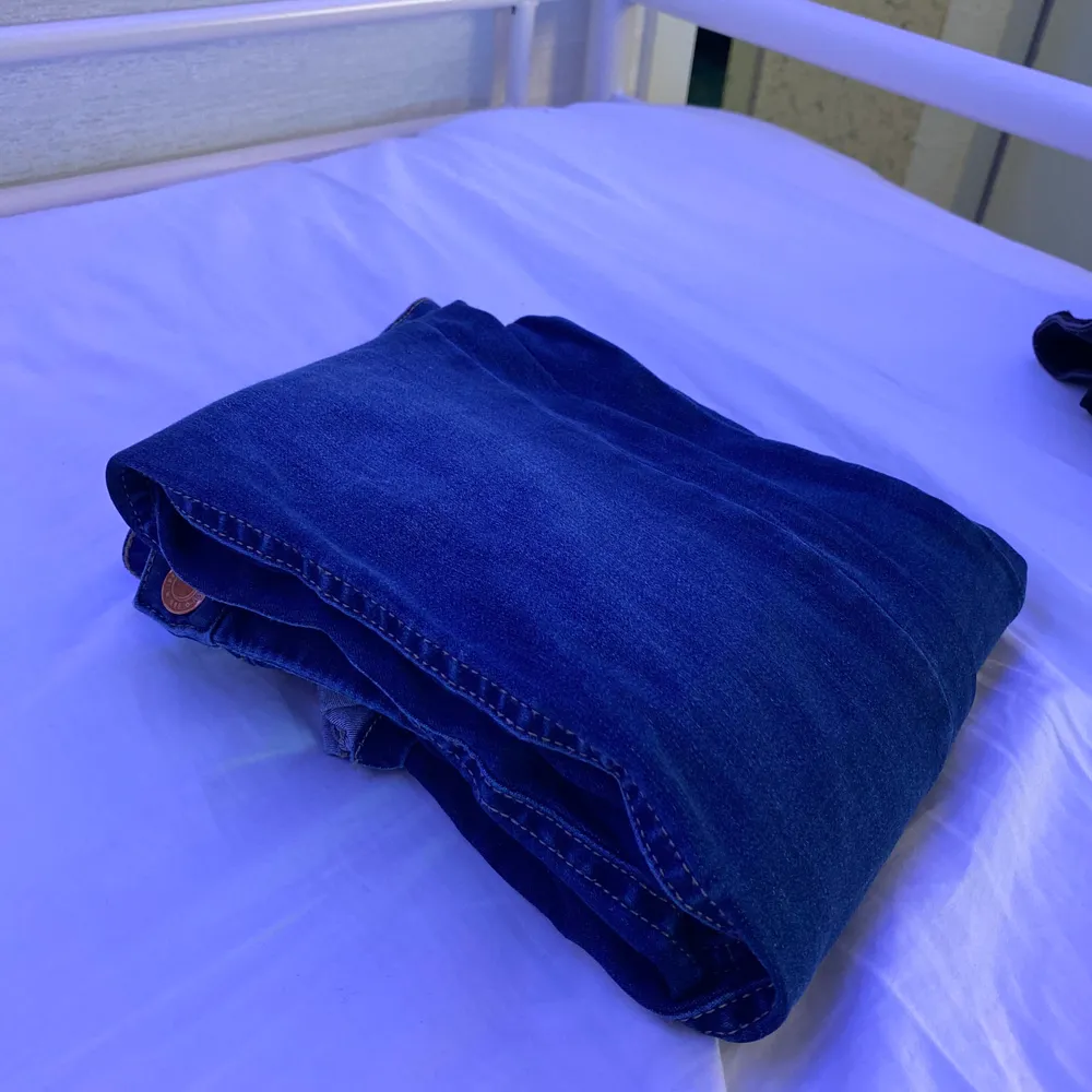 Snygga mörkblåa denim jeans, från H&M. Tvättas innan det skickas iväg! Tillkommer frakt, Betalningen sker via Swish. . Jeans & Byxor.