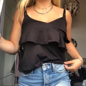 Volang linne - Ett svart volang linne från h&m i storlek xs. Väldigt skönt material men säljer då den inte används längre