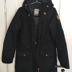 Fjällräven singi wool padded parka w - Nyskick. Använd fåtal gånger. Storlek medium. Värmande, vindtät och smidig jacka. Nypris 5500kr