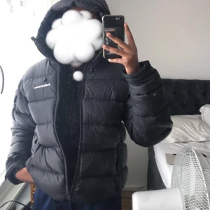 Peak performance jacka - Säljer denna skit snygga peak performance jackan i storlek S. Knappt använda så ser helt ny ut frakt: 80 kr