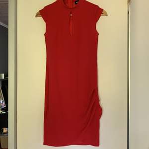 En röd super fin tight klänning från bubbelroom. Bra skick. Du betalar frakten💕