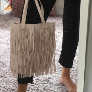 Rosa väska - En ljusrosa väska köpt på HM för massa år sedan. Knappt använd. 100kr+frakt💕