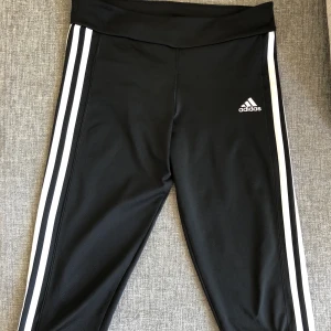 Adidas träningstights i 3/4 längd - Adidas träningstights i 3/4 längd Strl S Använda 2 gånger och tvättade efter det, så de är i jätte fint skick Pris 95 kr (jag klippte bort storleks etikett) 🚫Djurfritt och rökfritt hem 📬Kan skickas mot fraktkostnad