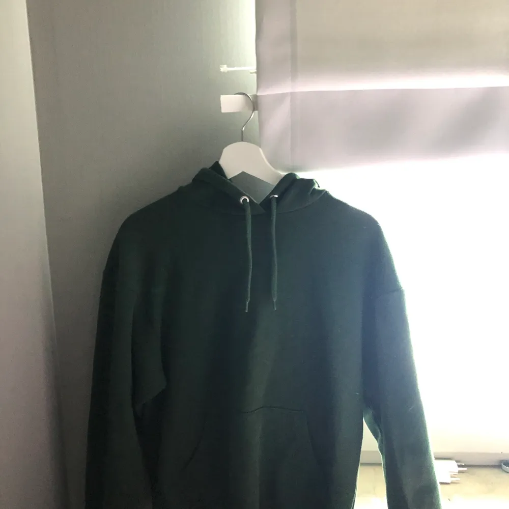 Grön simpel och skön hoodie från monki, sitter bra och sparsamt använd. Köpt för 249, storlek S. 63 kr frakt ingår ej i priset . Tröjor & Koftor.
