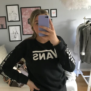Vans sweatshirt  - Str XS, jag är S-M och den passar mig. Skulle säga att den passar alla mellan XS-M beroende på hur man vill att den ska sitta. Fint skick! Köparen står för frakten🥰