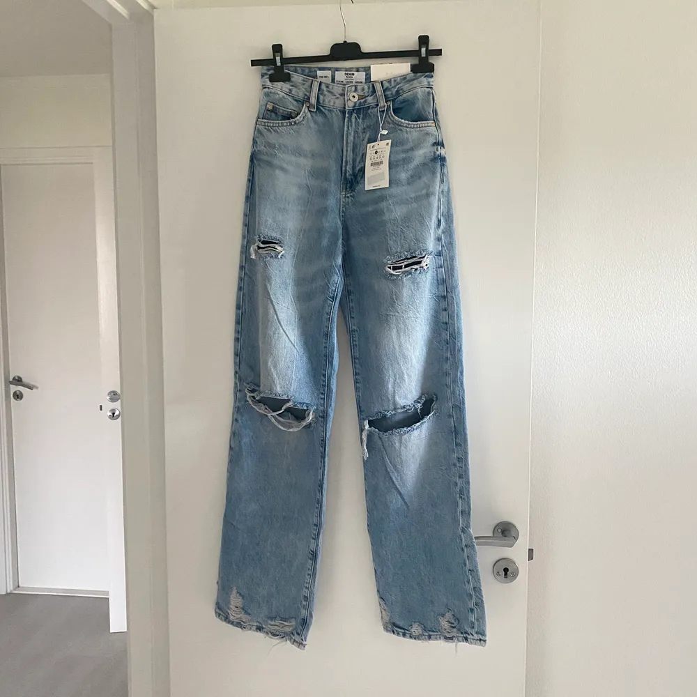 Intressekoll på dessa raka jeans med hål i, storlek 36! Passade inte mig, lappar och allt finns kvar.. Jeans & Byxor.