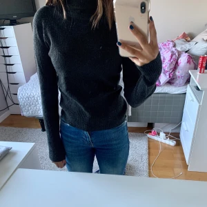 pull and bear - En jätte fin turtleneck från pull and bear. Fint skick💕 storleken är väldigt liten, står att det är en L men passar en xs/s 💕 frakt tillkommer på 30kr