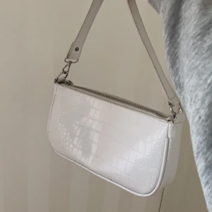 Väska - Jättegullig vit väska som passar perfekt till alla möjliga outfits 💓 
