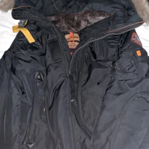 Parajumpers Gobi svart - Svart parajumpers Gobi. Storlek XXL men sitter som en XL eftersom modellen är slim dit. Använd en vinter och är i mycket fint skick. Inga hål, fläckar eller dylikt. Självklart äkta. Nypris 9499.