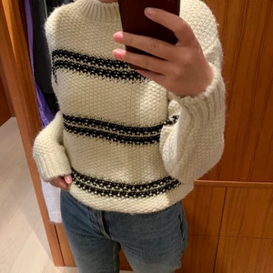 Stickad tröja - Stickad tröja från mango, svart vit och guldig. Storlek S. Använd 1 gång💕