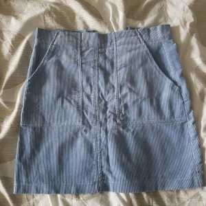 Kjol - Ljusblå kjol köpt på Cubus. Gjord på 100% bomull. Använd endast 1 gång. Köpare står för frakt. 