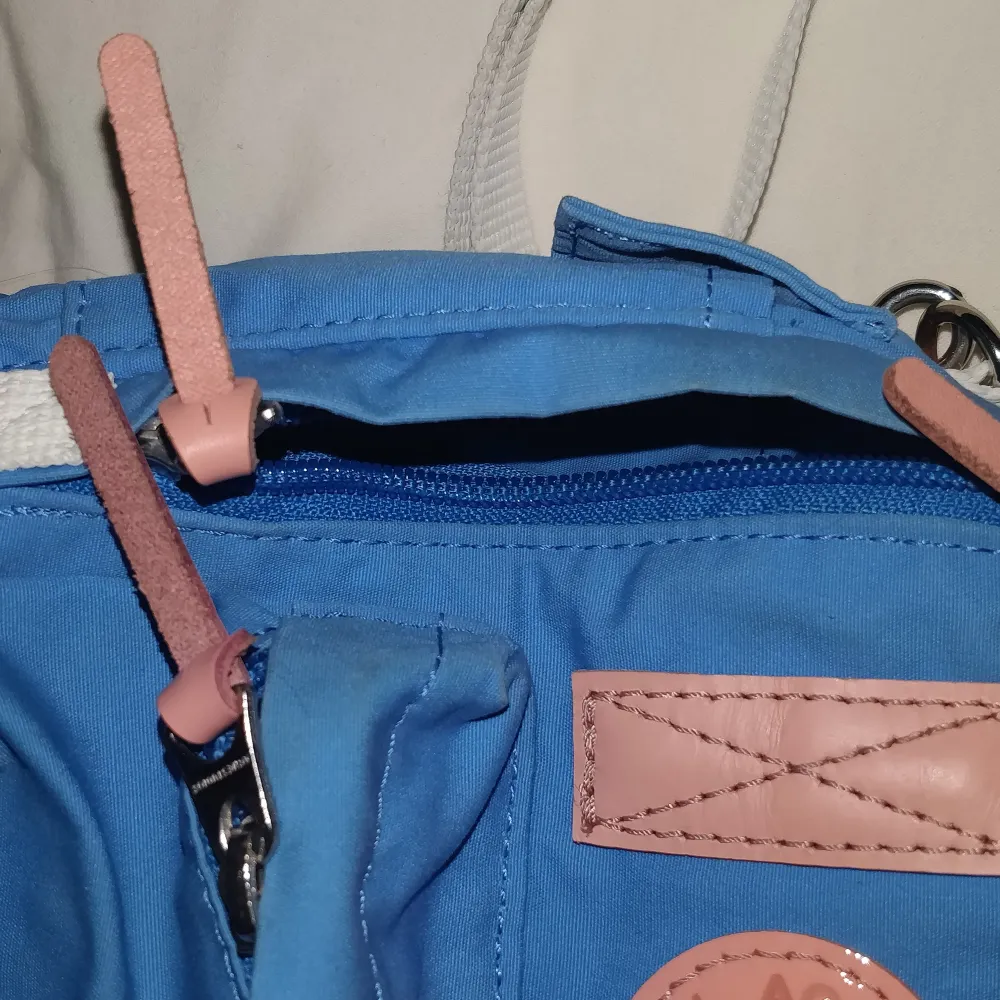 Limited edition från ACNE STUDIOS x Fjällräven kånken mini i väl använt/ begagnat skick med vissa slintningar på läderhantaget och små fläckar. men med mycket kvar att ge! Köparen betalar frakt eller möts upp i Stockholm. Har inte kvar kvittot!. Väskor.