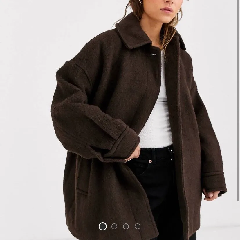 Fin varm vinterjacka från Weekday i modellen Judy, den är just nu slutsåld säljer den för 400kr inkluderad frakt eftersom den är väldigt tung men priset kan diskuteras! Skicket bilder efter förfrågan :). Jackor.